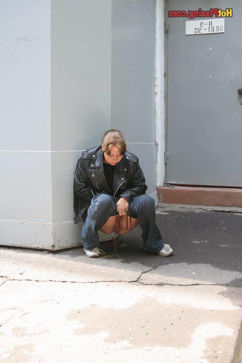 15P Slut pissing in public