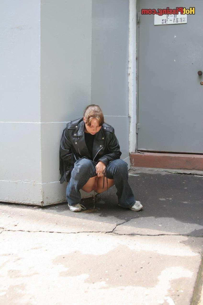 15P Slut pissing in public