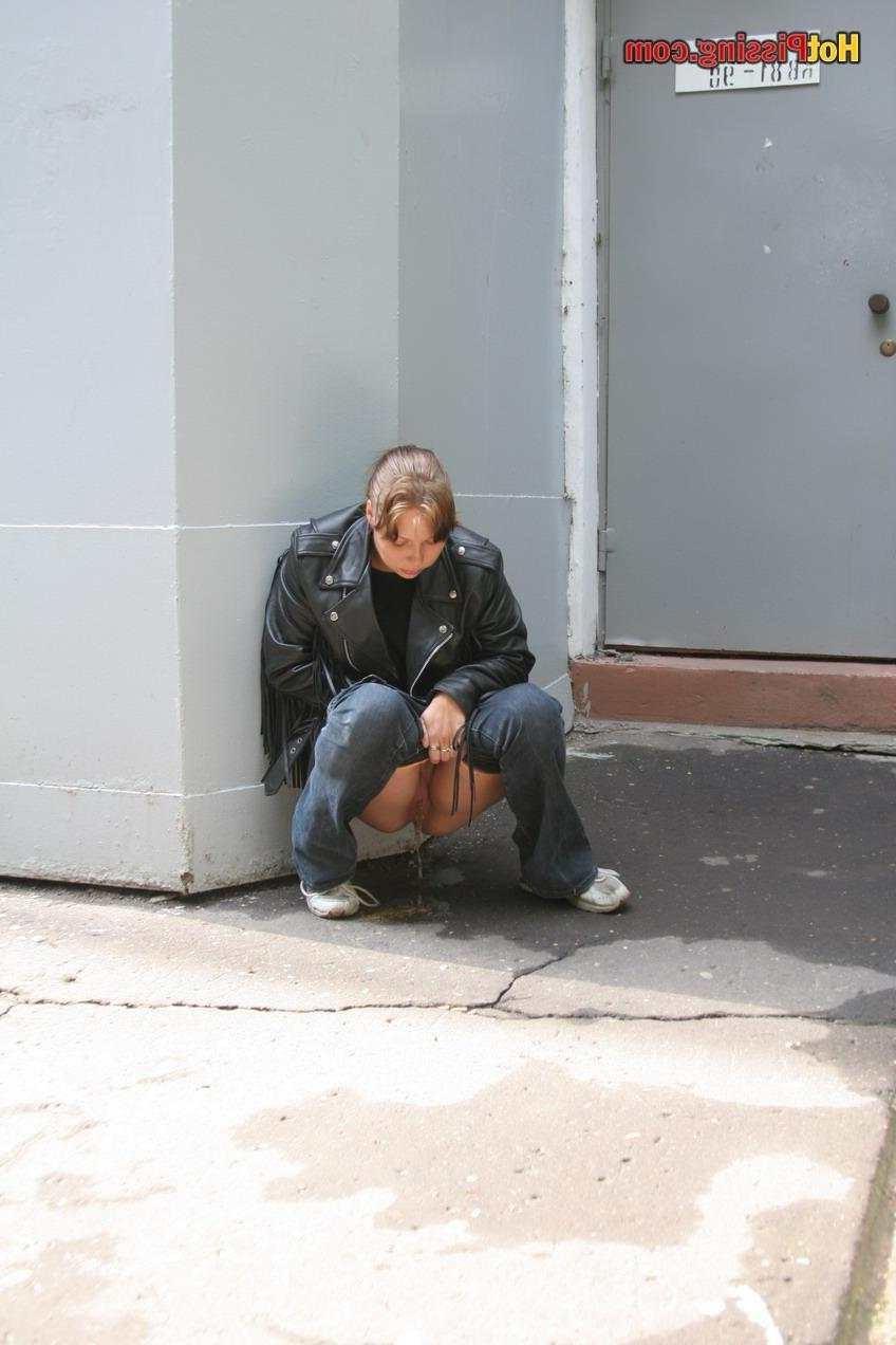 15P Slut pissing in public