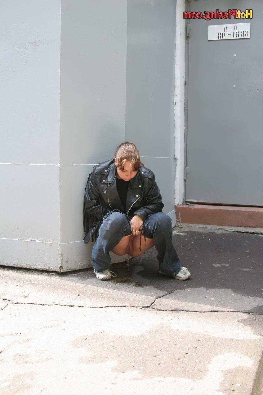15P Slut pissing in public