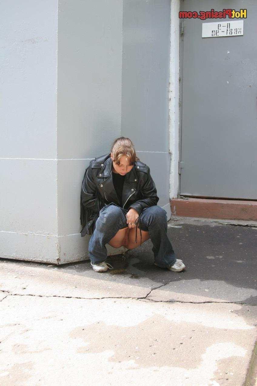 15P Slut pissing in public
