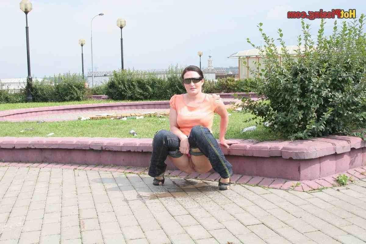 15P Slut pissing in public