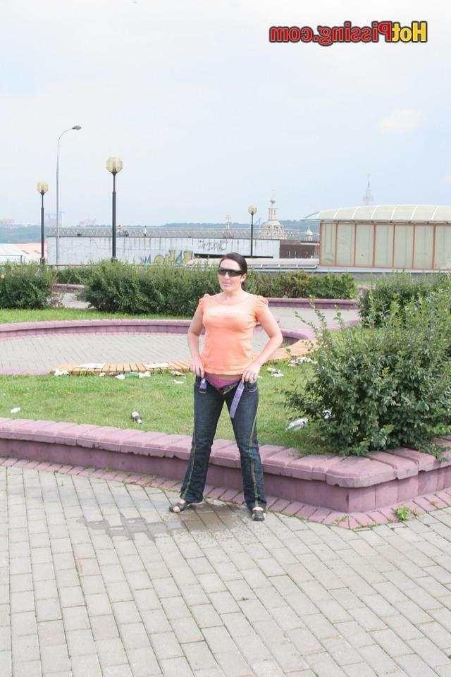 15P Slut pissing in public