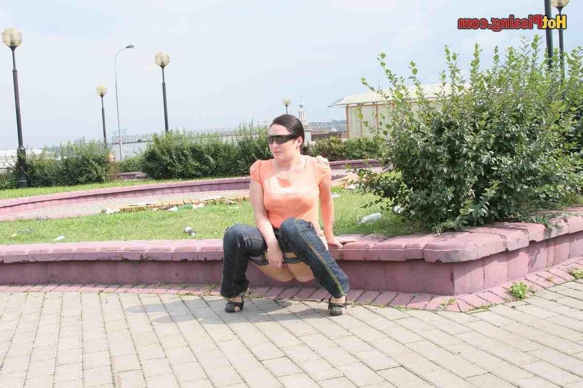 15P Slut pissing in public