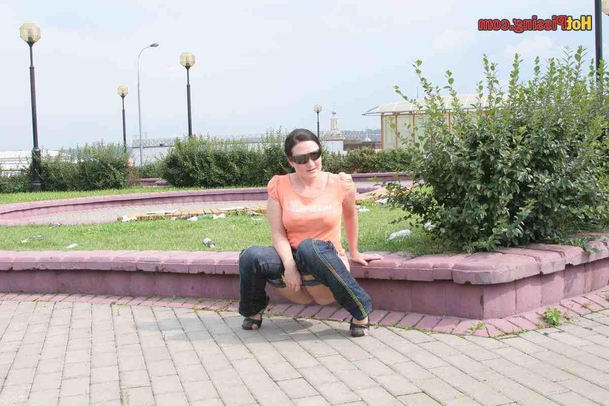 15P Slut pissing in public