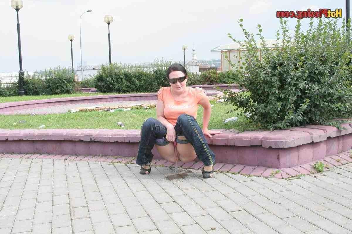 15P Slut pissing in public