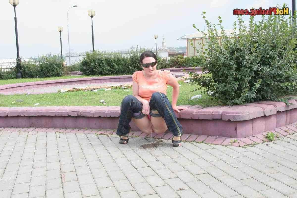 15P Slut pissing in public