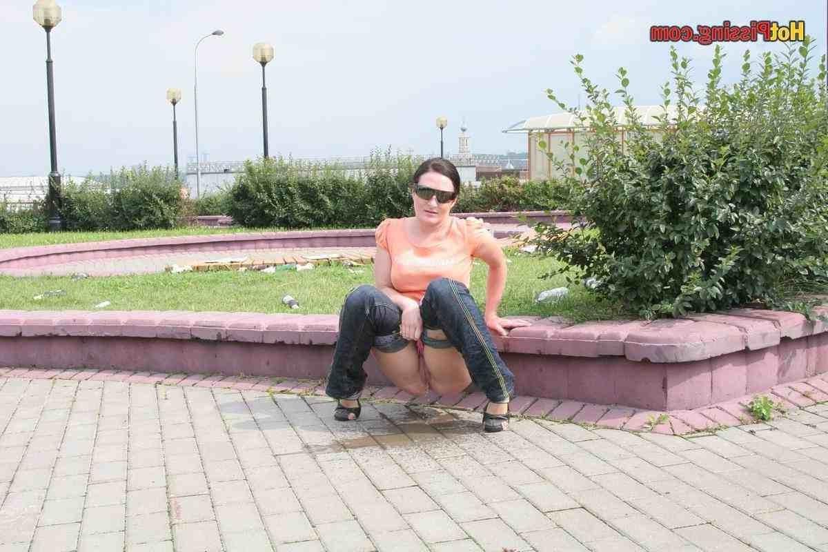 15P Slut pissing in public