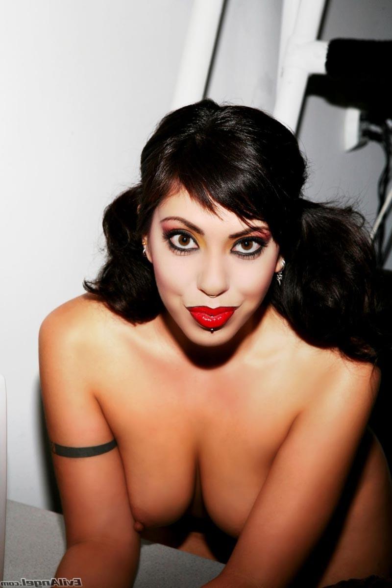 15P Satine Phoenix in fetish lesbian action