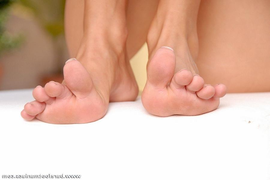 20P Foot fetish babe likes to stuff mouth with thick man meat