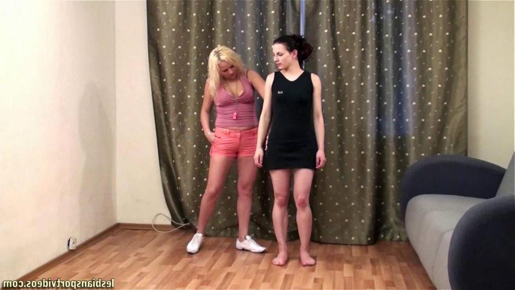 15P Blonde lezzy exercises a brune in sex sports