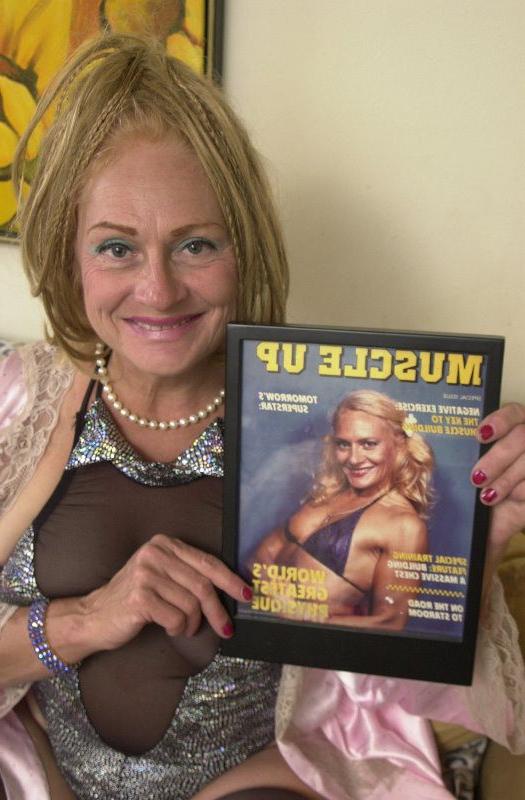 15P Wild granny dildoing her old pussy