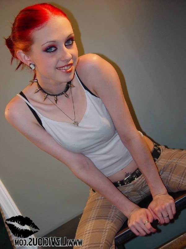 16P Skinny goth chick Liz Vicious posing naked with a flower