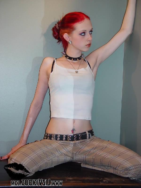 16P Skinny goth chick Liz Vicious posing naked with a flower