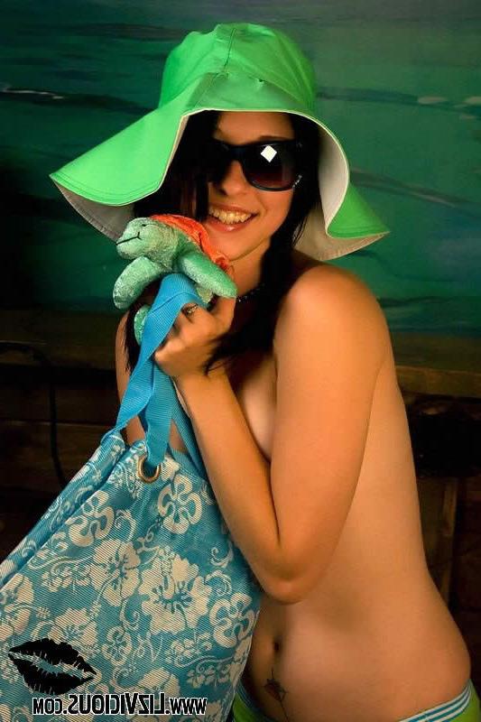 16P Cute goth chick liz vicious gets ready for a day at the beach