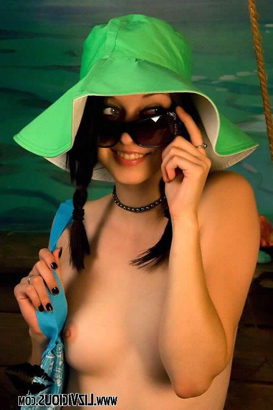 16P Cute goth chick liz vicious gets ready for a day at the beach