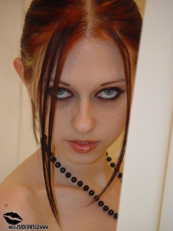 16P Goth chick liz vicious gets wet in the shower