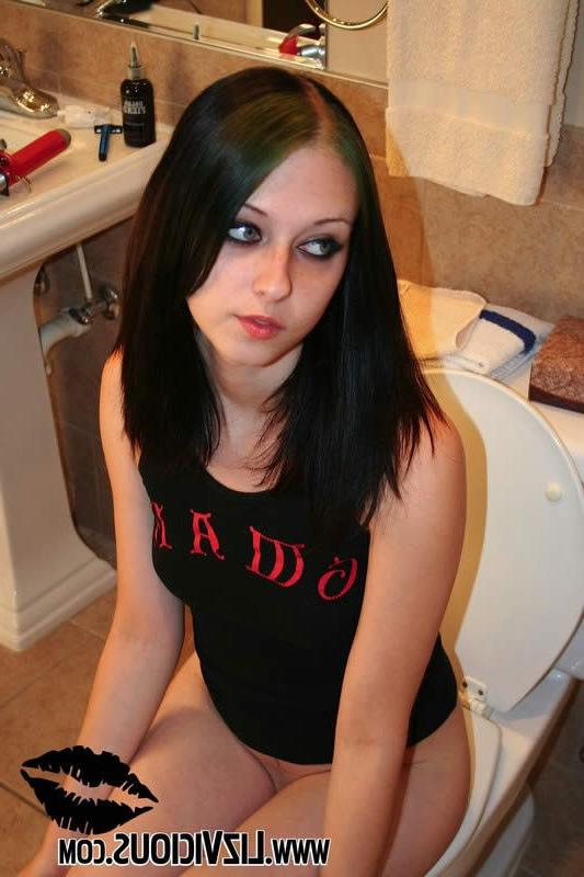 16P Goth chick liz vicious sticks a razor in her pussy