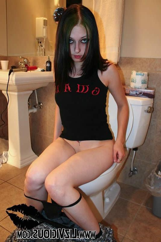 16P Goth chick liz vicious sticks a razor in her pussy