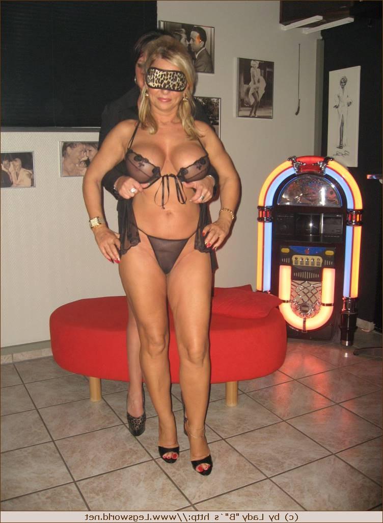 12P Kinky amateur german ladies have foot sex