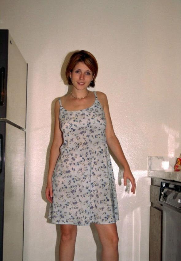 15P Amateur redfox housewife in kitchen