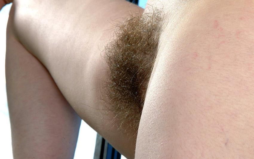 15P Hairy amateur combing natural pussy