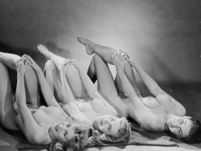 16P naughty vintage girls from the retro 1950s posing nude
