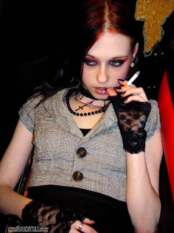 16P Smoking goth chick flashes her tits in a diner