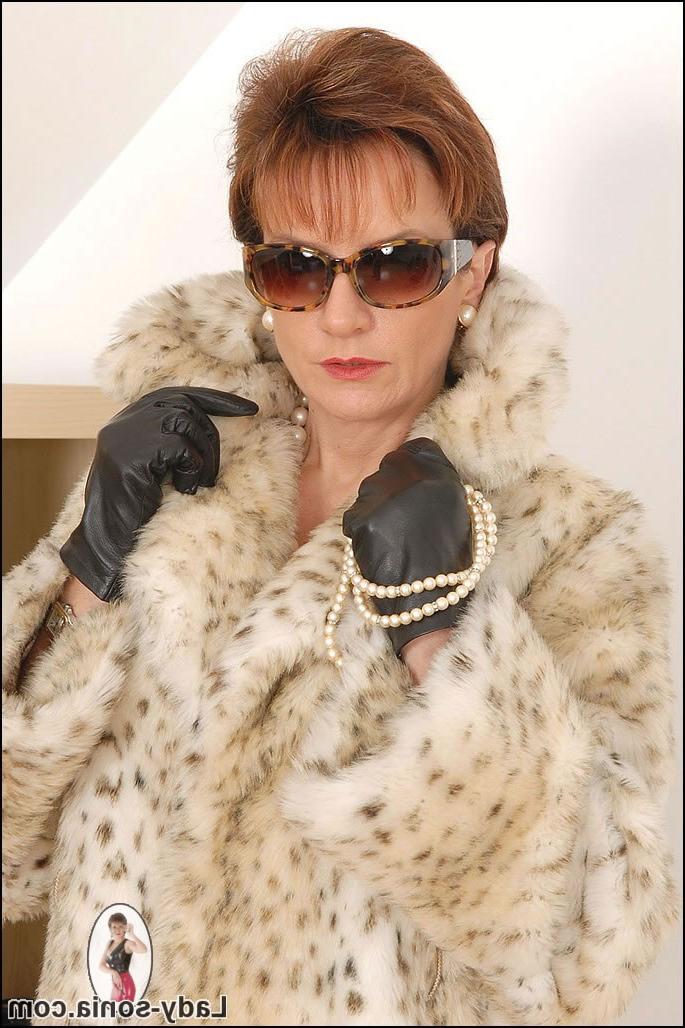 15P Sultry fetish mistress babe posing in her fur coat