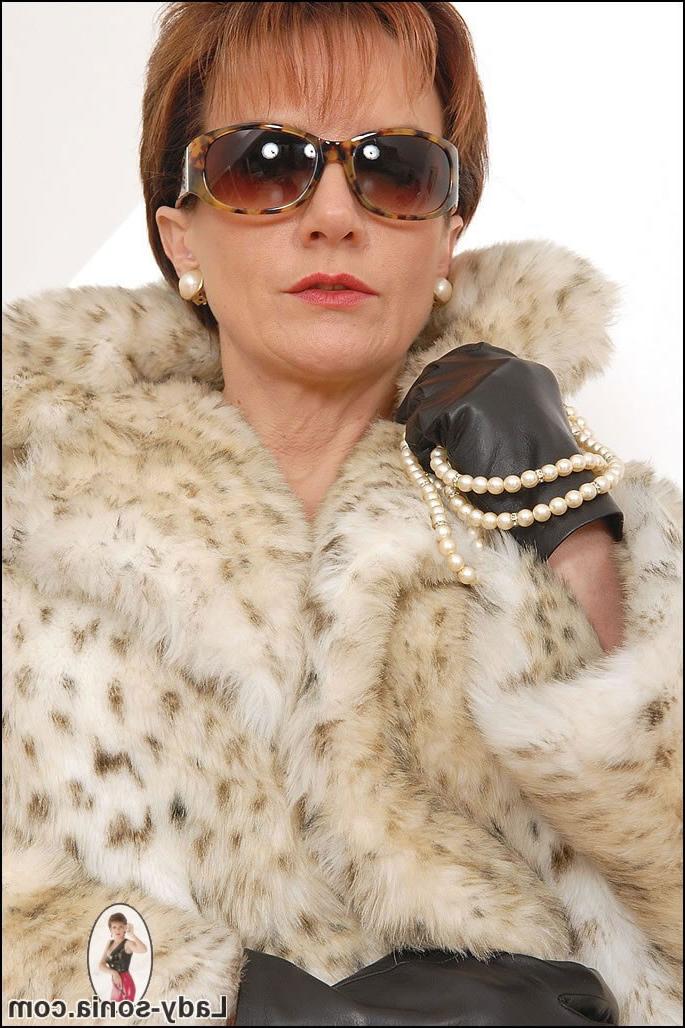 15P Sultry fetish mistress babe posing in her fur coat