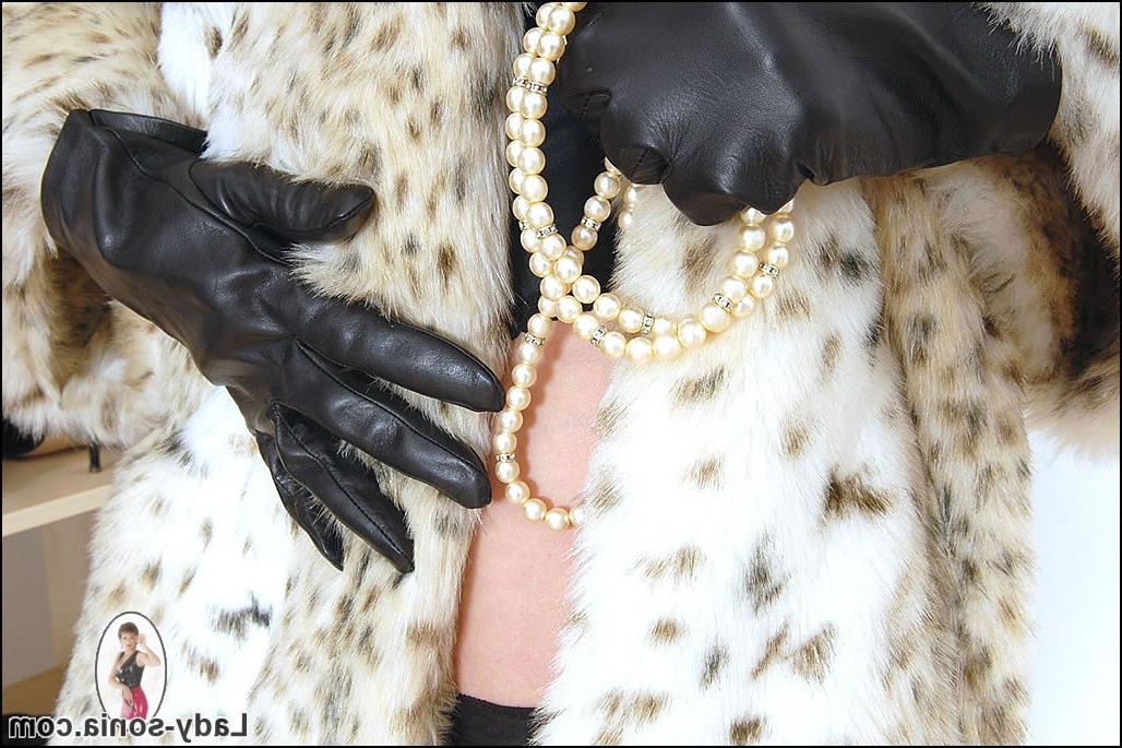 15P Sultry fetish mistress babe posing in her fur coat