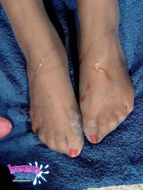 16P Pantyhose Blond Give Footjob