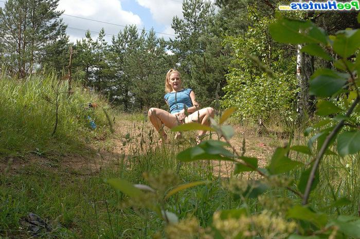 15P Blonde chick strips down and pees in the nature