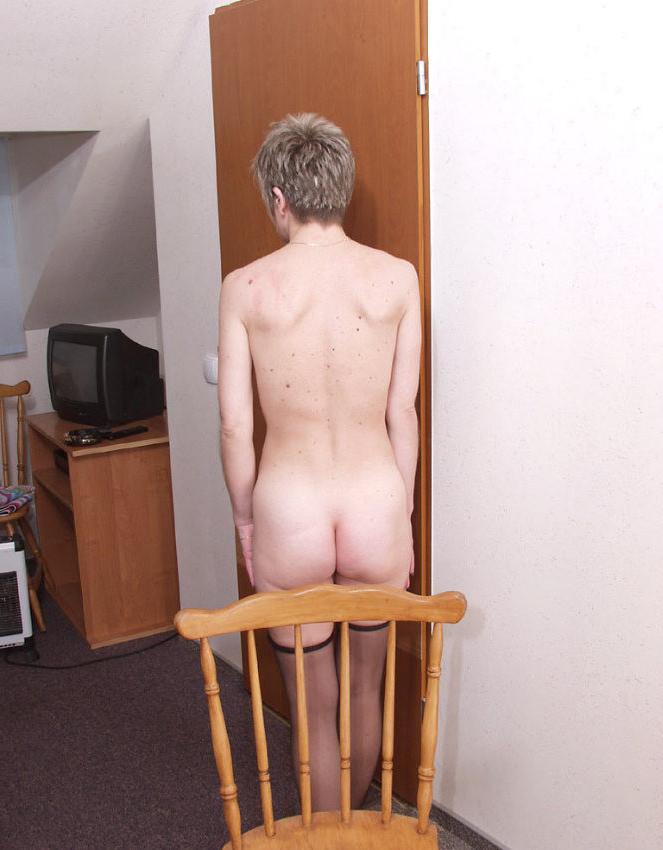 20P Granny in stockings spreads at home