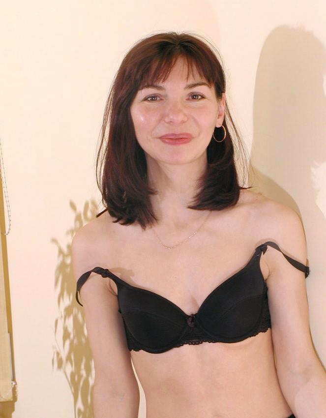 20P Skinny mature lady in dark lingerie