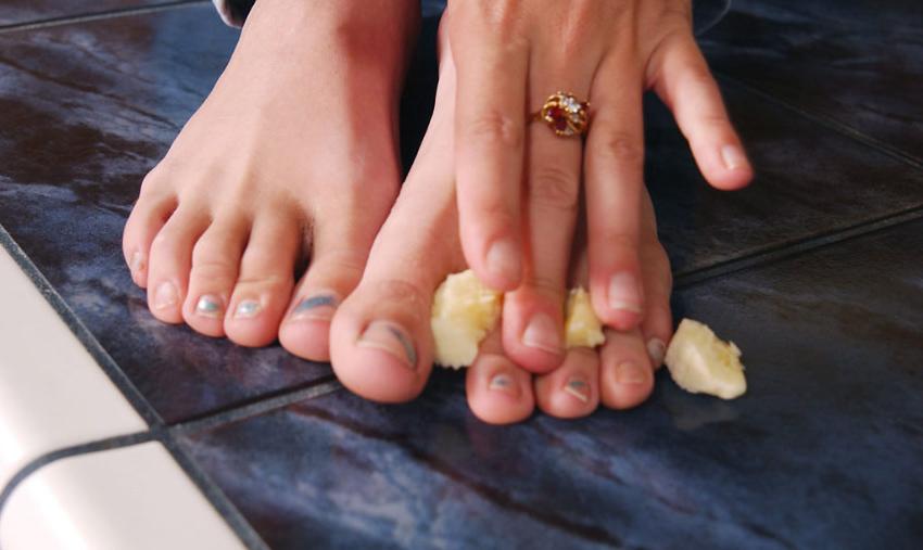 20P Sweet redhead teen sucking her feet