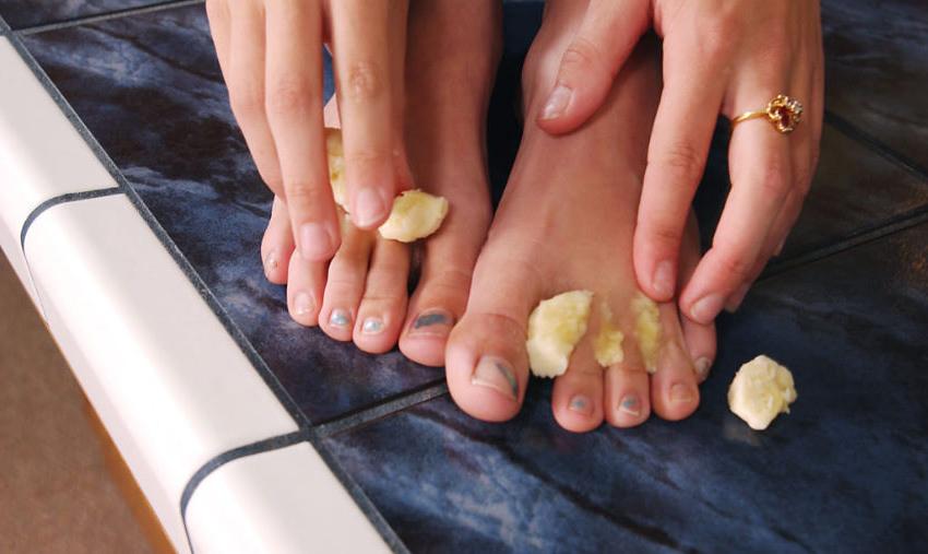 20P Sweet redhead teen sucking her feet