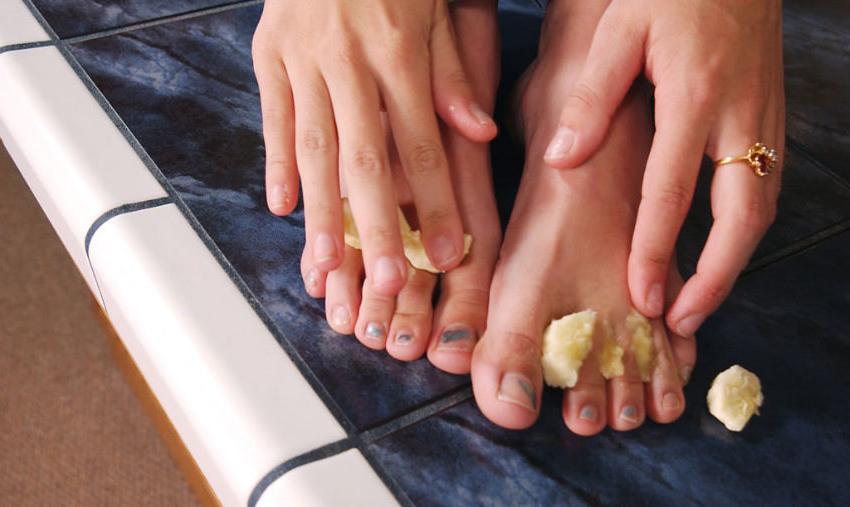 20P Sweet redhead teen sucking her feet