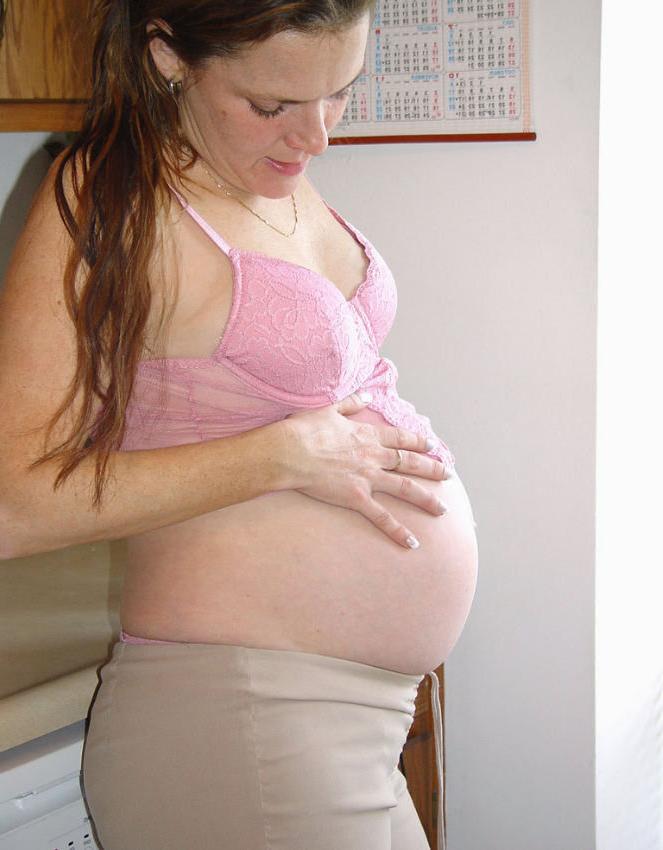 20P Beautiful pregnant girl in kitchen