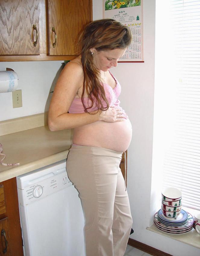20P Beautiful pregnant girl in kitchen