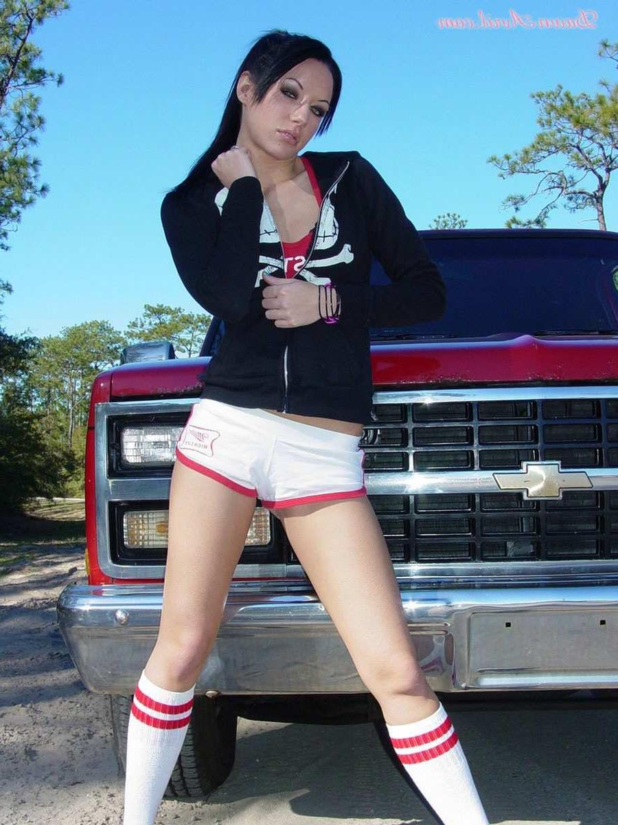 15P Gothic babe Dawn Avril outside