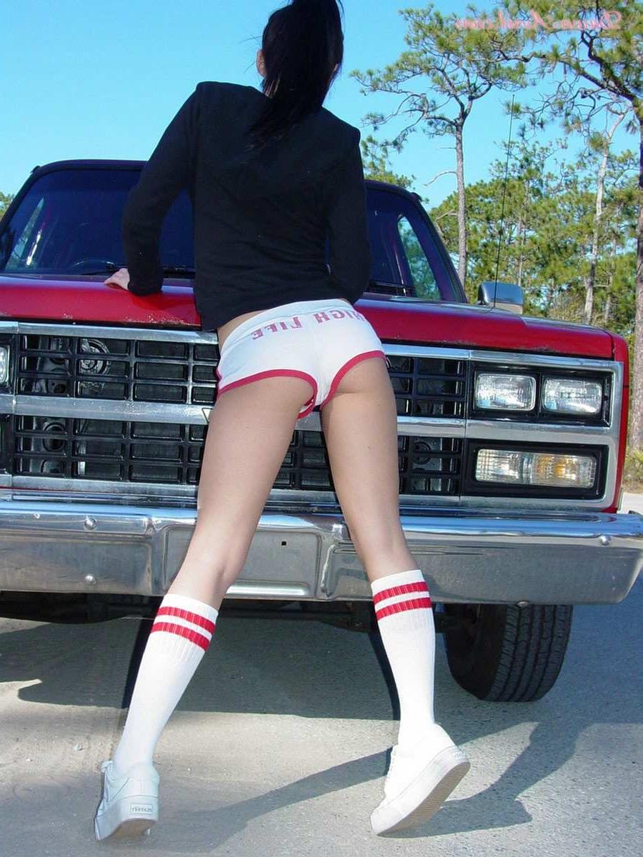 15P Gothic babe Dawn Avril outside