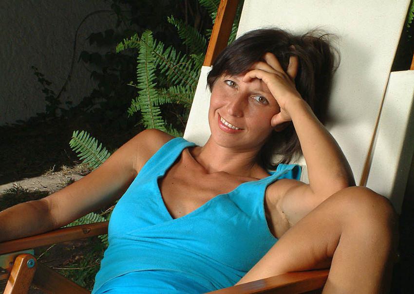 20P Gorgeous mature lady strips outdoor