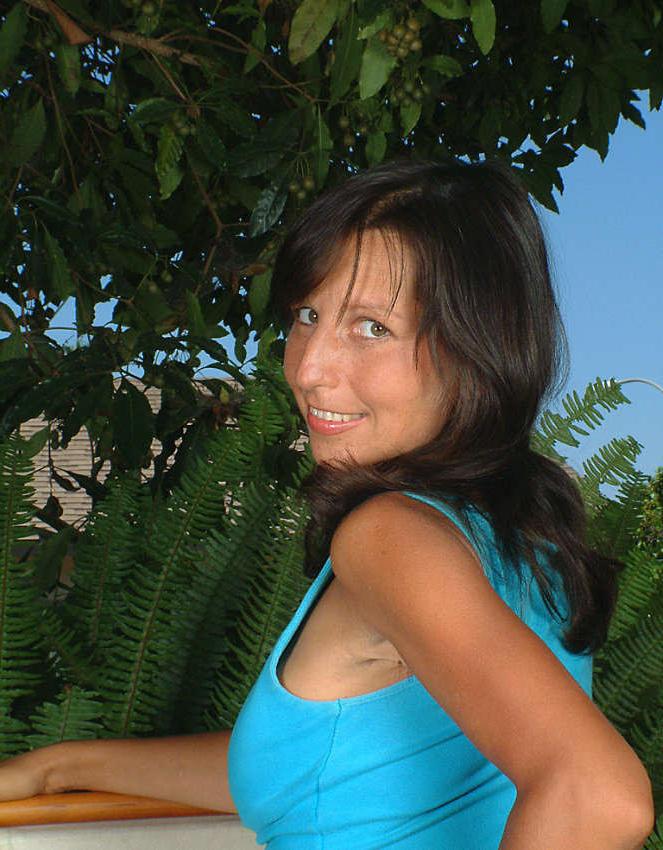 20P Gorgeous mature lady strips outdoor