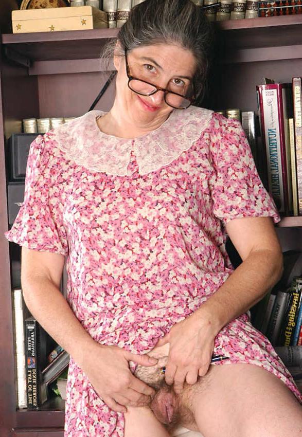 20P Horny granny shows pussy in library