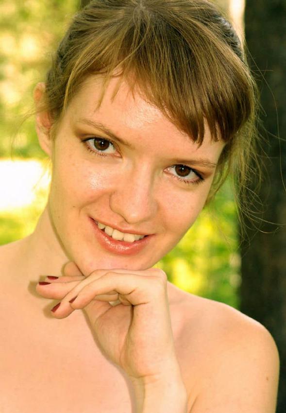 20P Pale skin teen shows feet in nature
