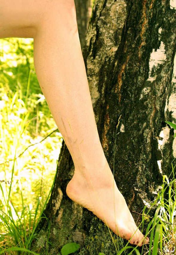 20P Pale skin teen shows feet in nature