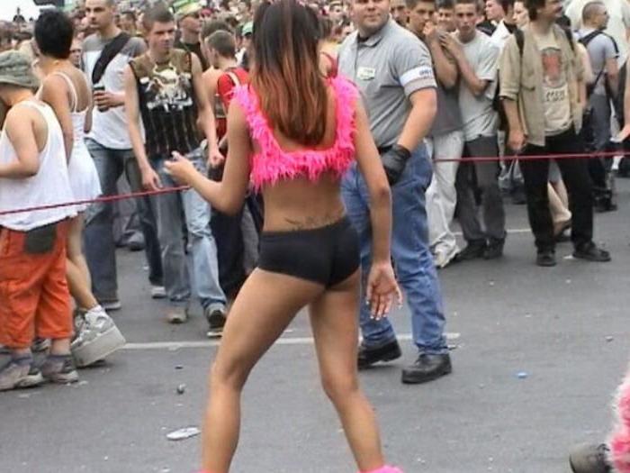 20P Tattooed girl shows boobs in public