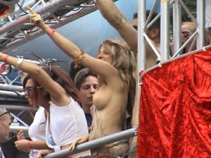 20P Tattooed girl shows boobs in public