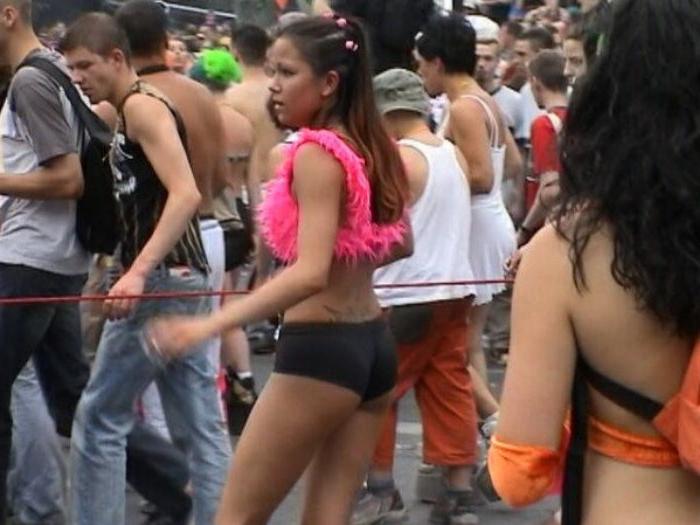 20P Tattooed girl shows boobs in public